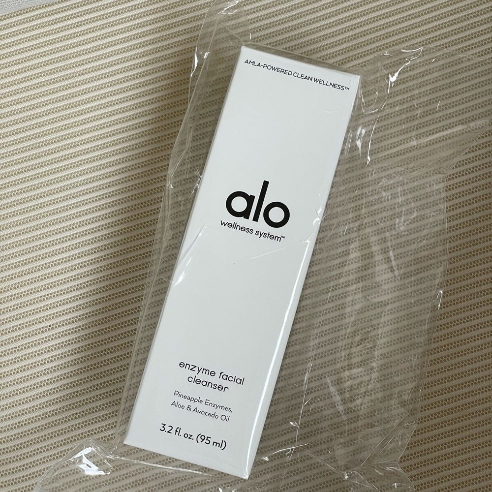 ALO Yoga White Cleanser and Exfoliant